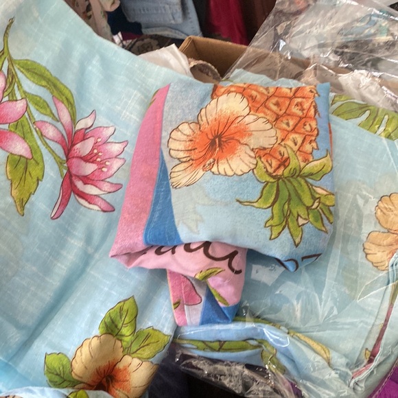 Other - 🚨 🥷 Set Hawaiian theme standard length curtains and pillowcase set EUC 🌺